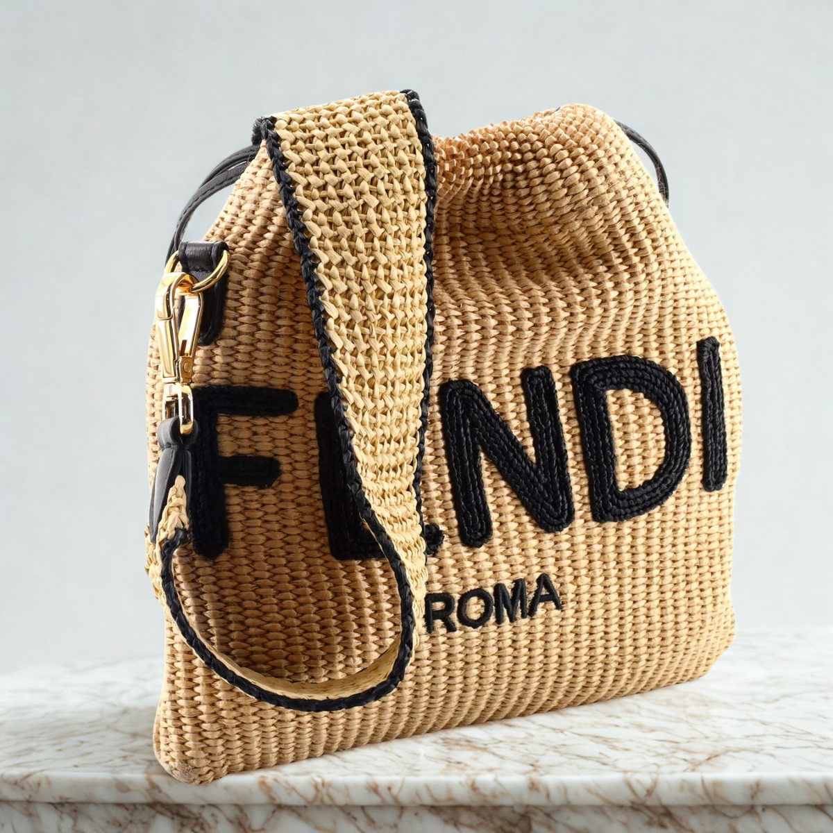 FENDI SACK KLEINER GEWEBTER STROHBEUTEL IN BEIGE