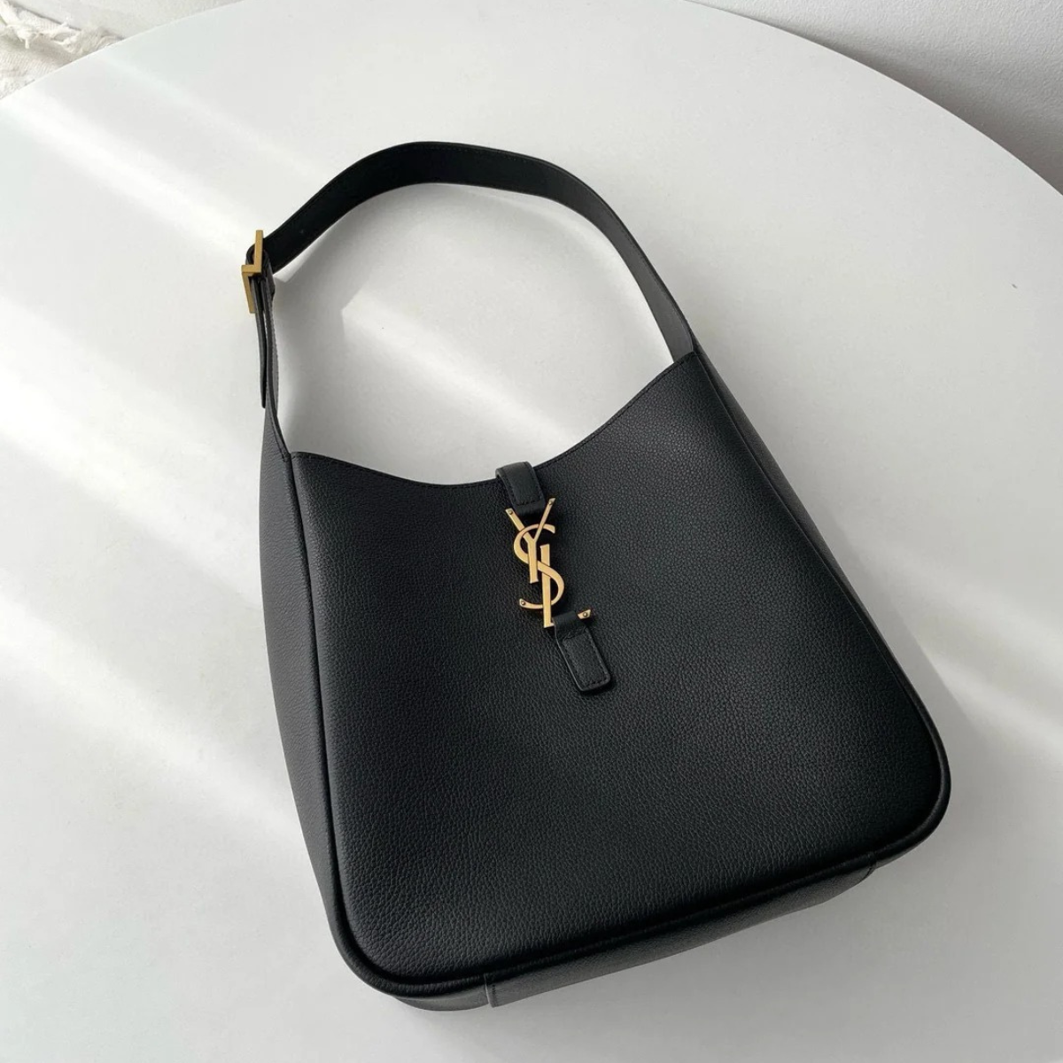 YVES SAINT LAURENT LE 5 À 7 BEA – TASCHE AUS FEINSTEMMIGEM LEDER