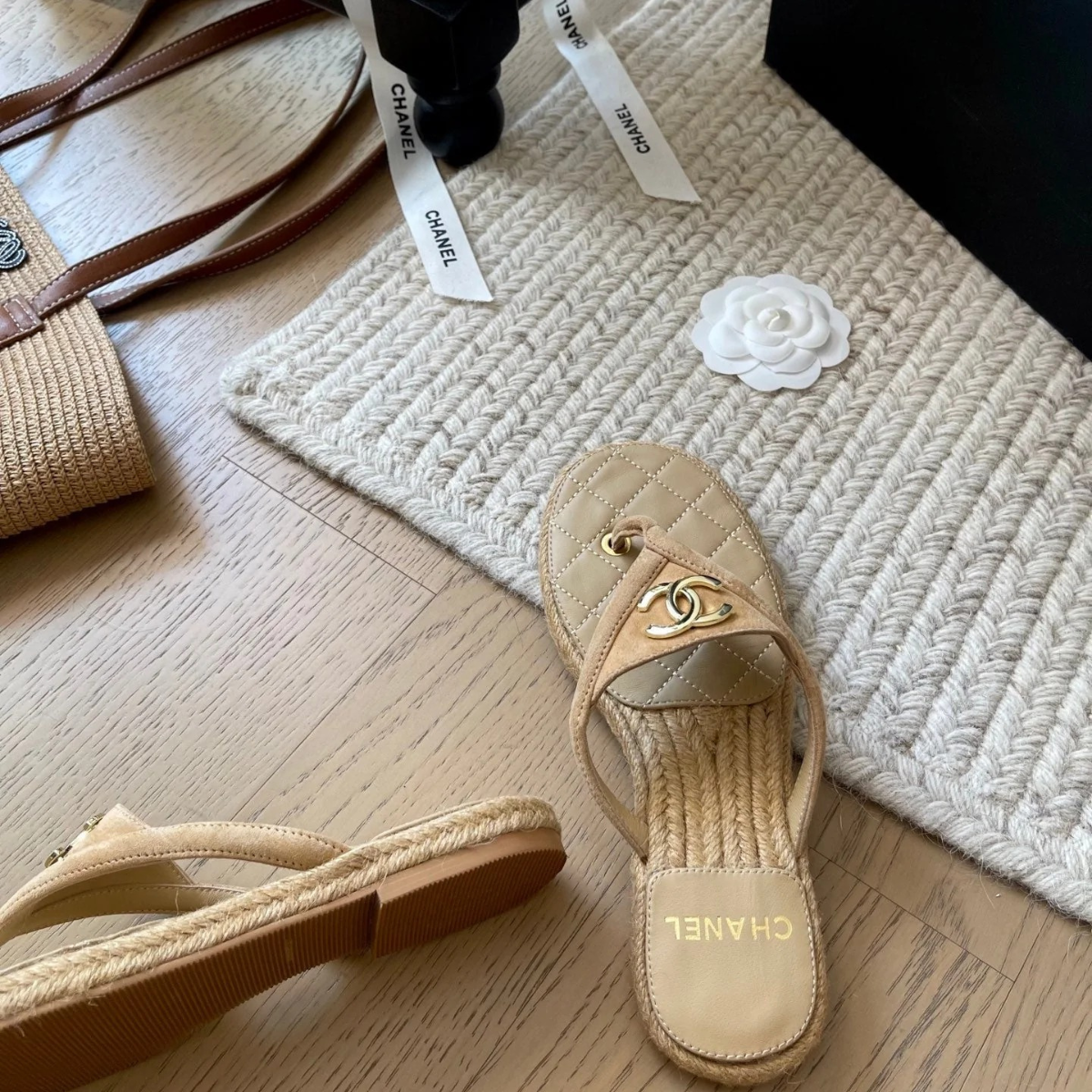 CHANEL 25 FLIP-FLOP-SANDALEN BEIGE WILDLEDER KALBSLEDER ESPADRILLE