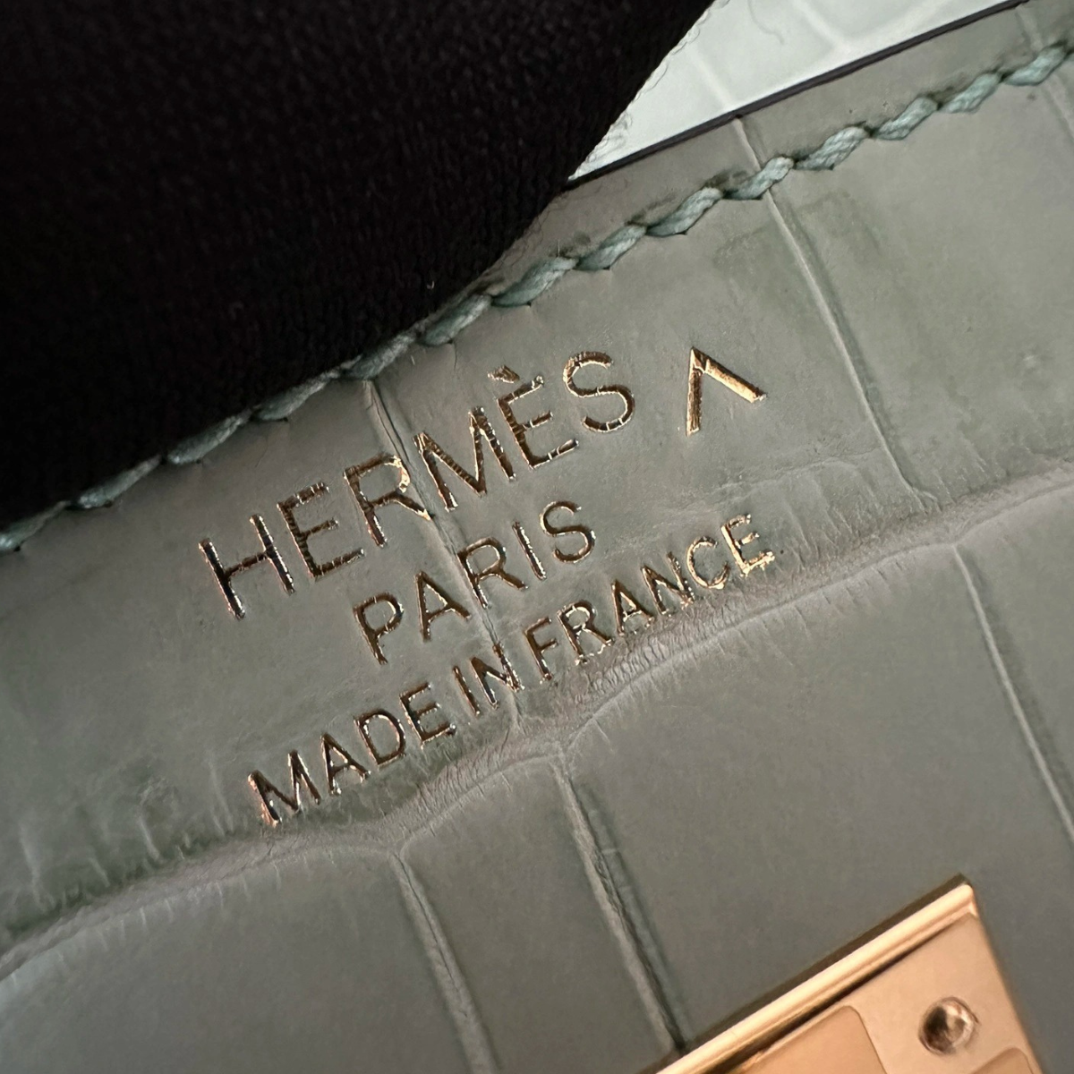 HERMÈS SET – KELLY 28 VERT D'EAU ALLIGATOR LIMITED EDITION & ORAN SANDALEN GRÜN