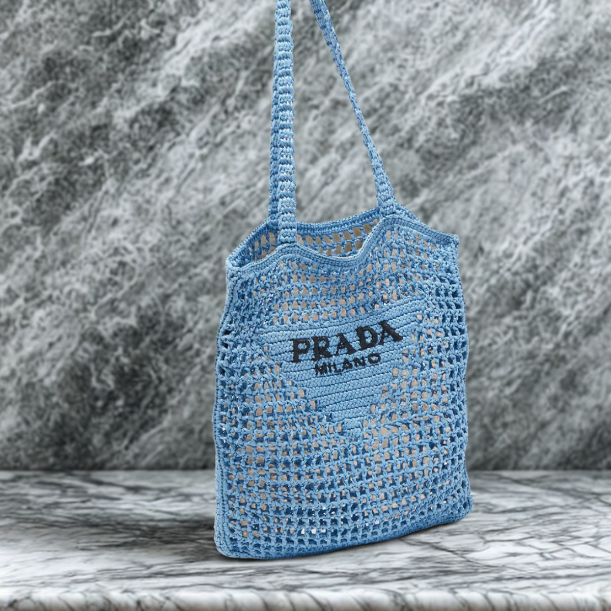 PRADA SHOPPER TASCHE AUS BAST MIT GEWEBTEM LOGO – BLAU