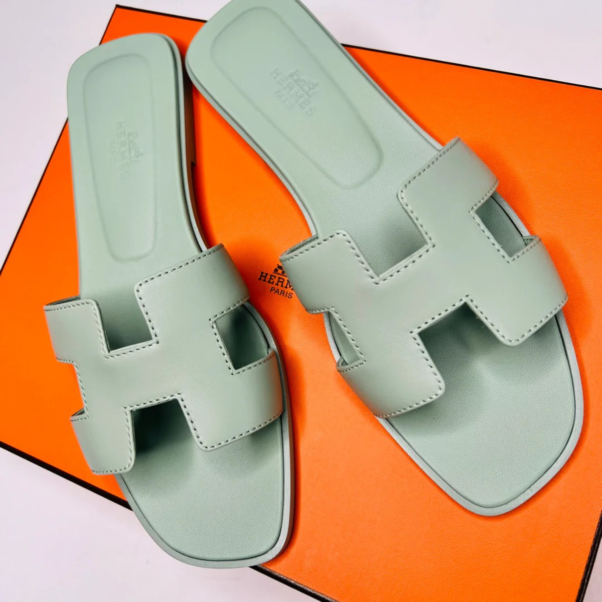 HERMÈS SET – KELLY 28 VERT D'EAU ALLIGATOR LIMITED EDITION & ORAN SANDALEN GRÜN