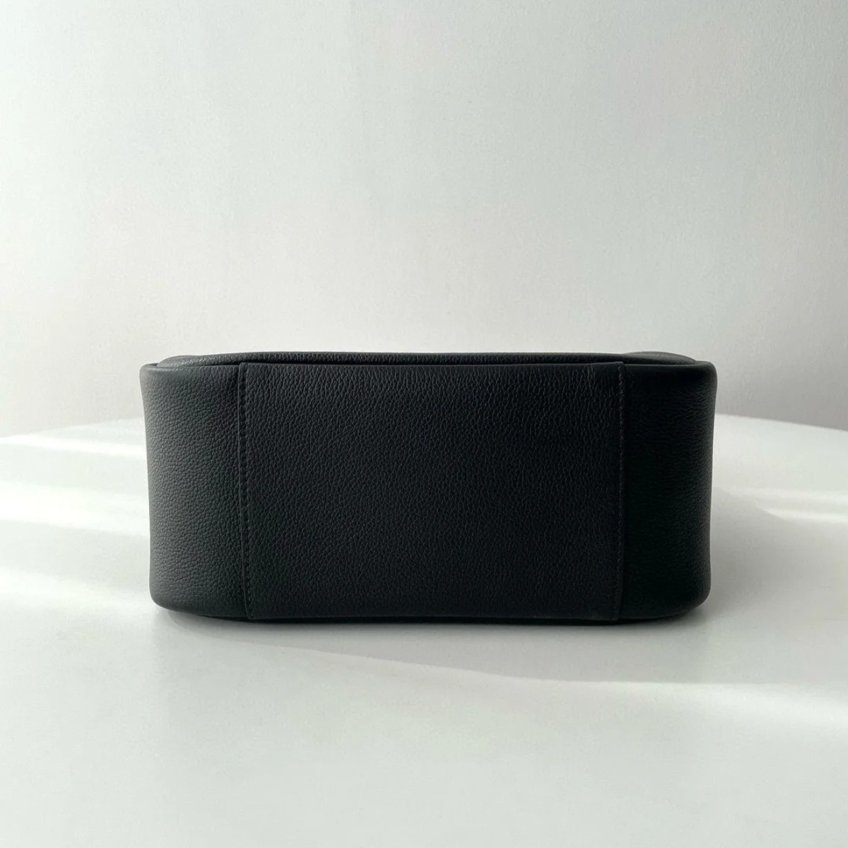 YVES SAINT LAURENT LE 5 À 7 BEA – TASCHE AUS FEINSTEMMIGEM LEDER