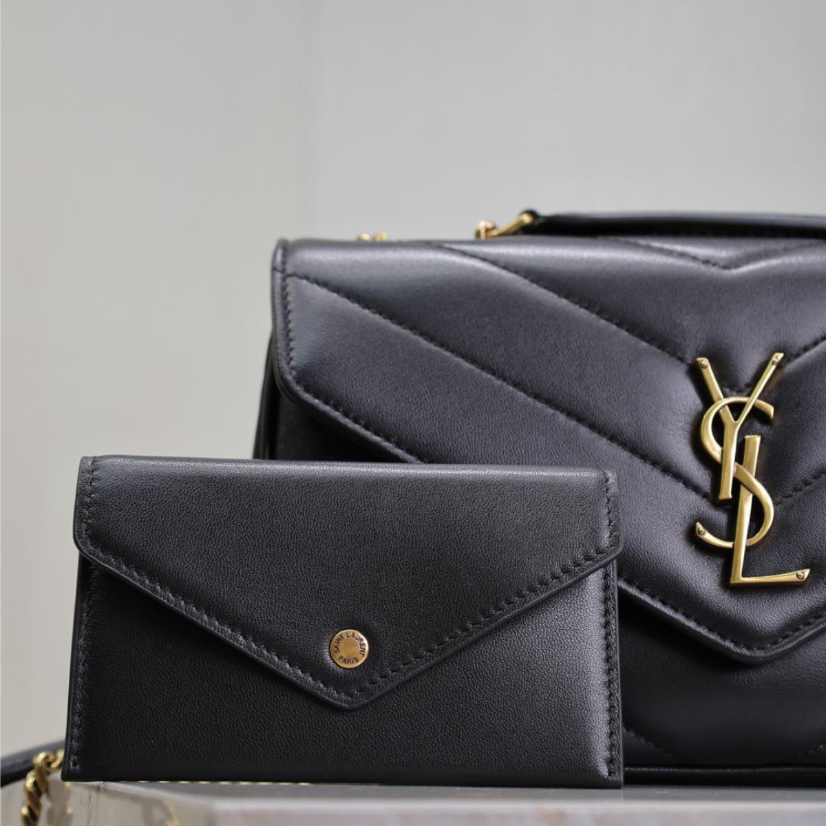 YSL SIGNATURE SET – LOULOU TASCHE & OPYUM SANDALEN