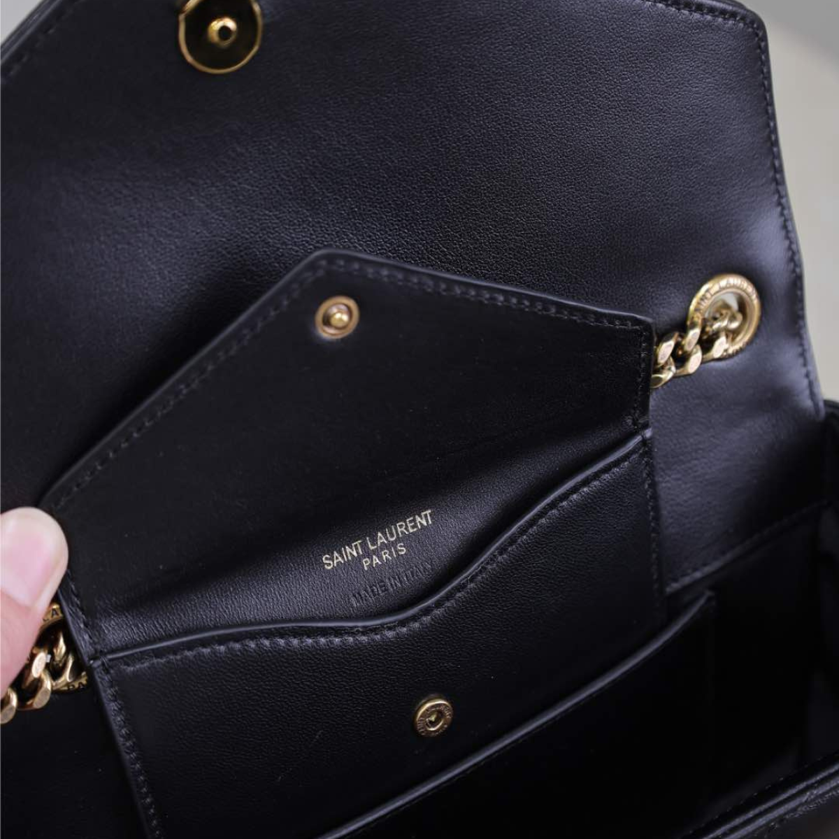 YSL SIGNATURE SET – LOULOU TASCHE & OPYUM SANDALEN