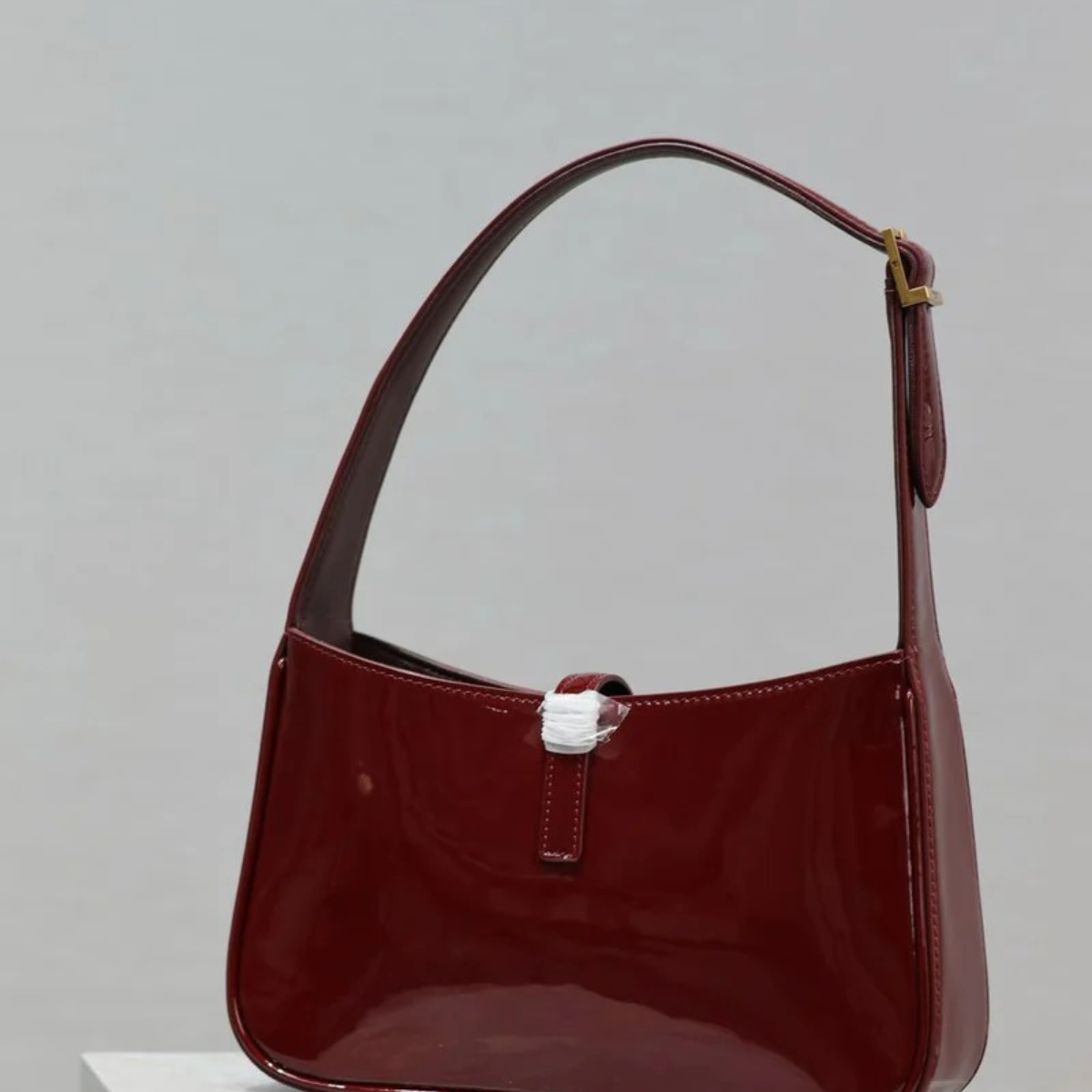 YVES SAINT LAURENT LE 5 À 7 TASCHE AUS LACKLEDER