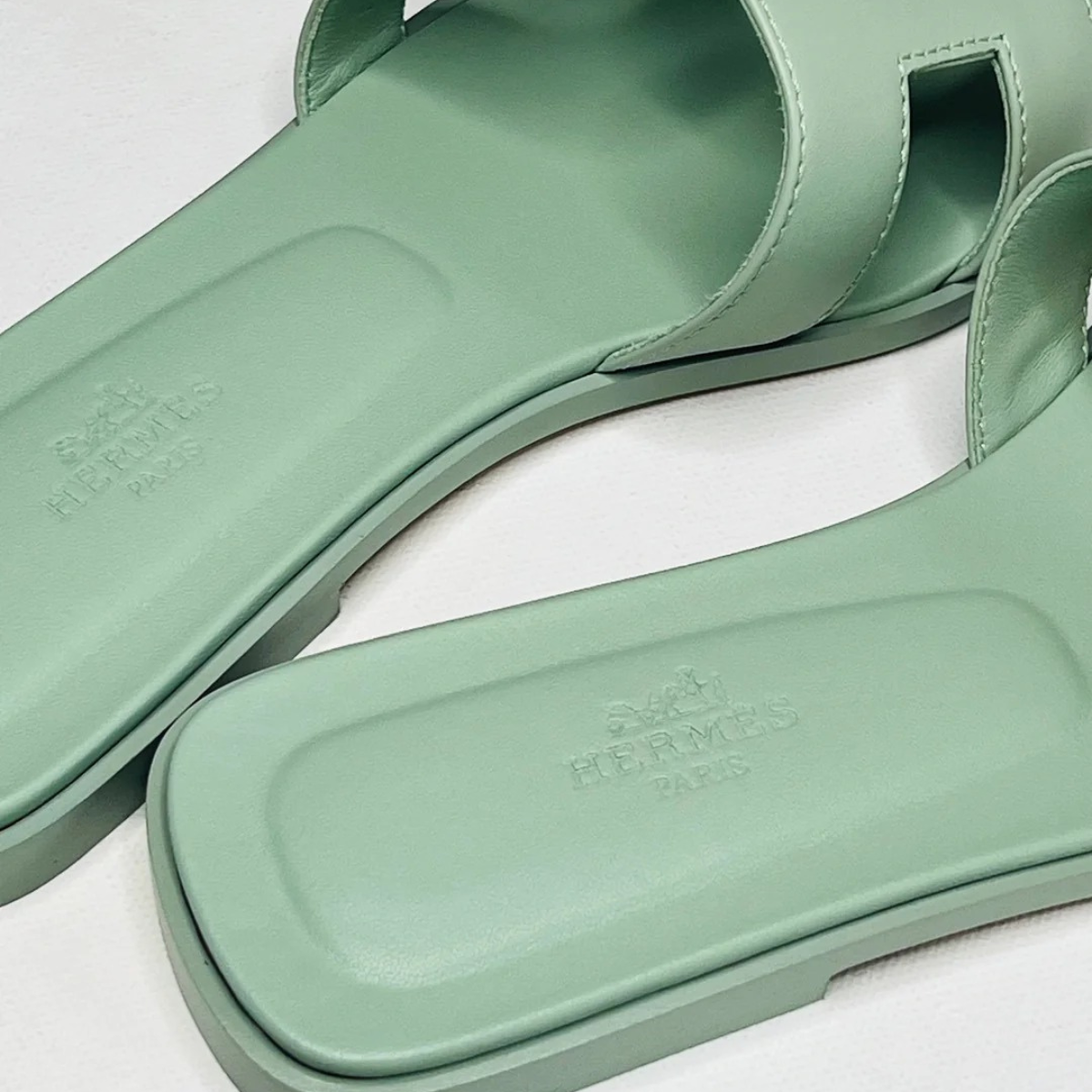 HERMÈS SET – KELLY 28 VERT D'EAU ALLIGATOR LIMITED EDITION & ORAN SANDALEN GRÜN