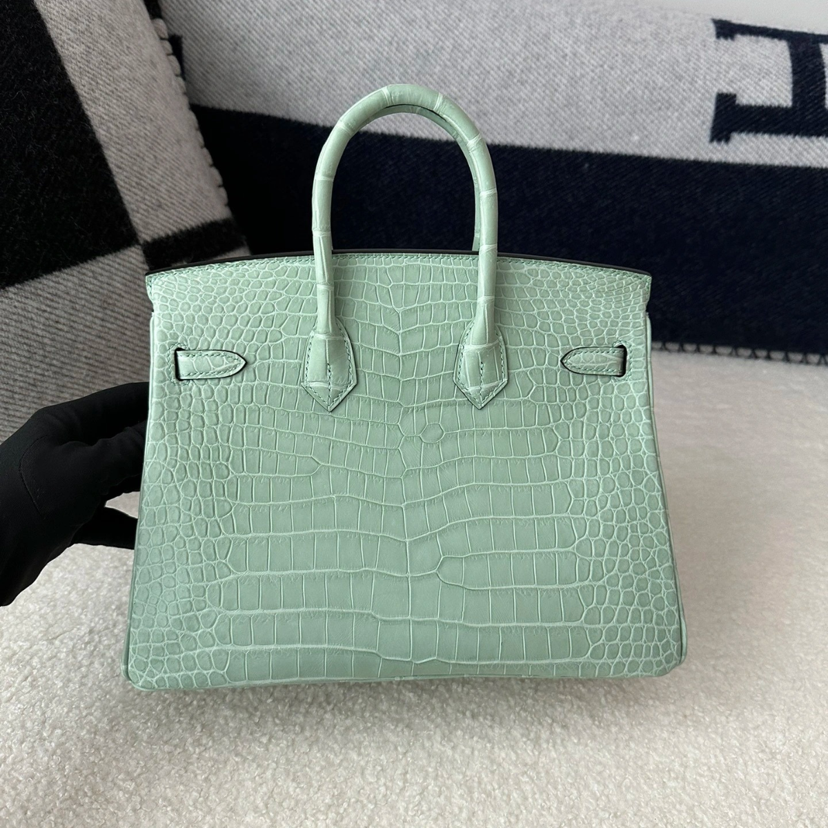 HERMÈS SET – KELLY 28 VERT D'EAU ALLIGATOR LIMITED EDITION & ORAN SANDALEN GRÜN