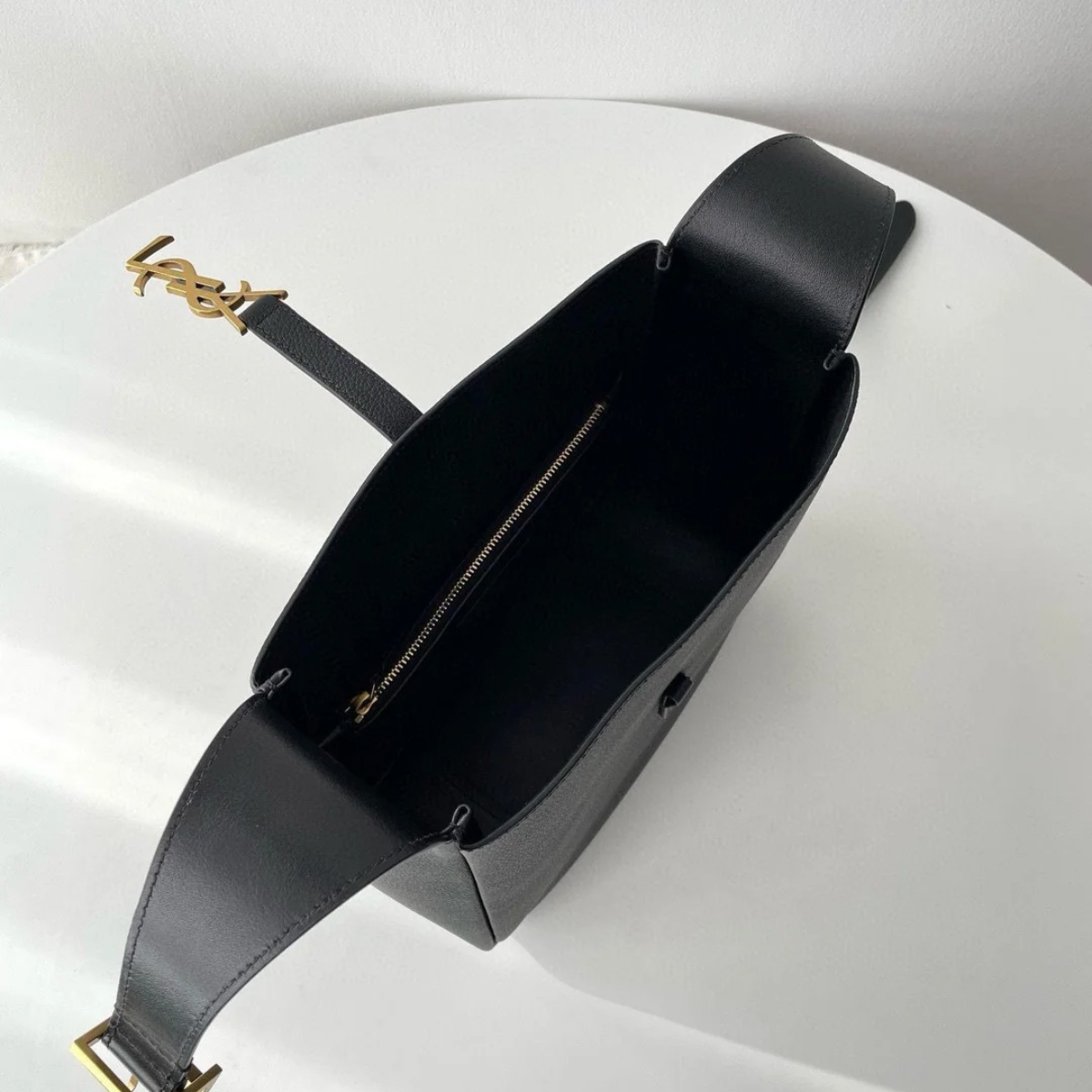 YVES SAINT LAURENT LE 5 À 7 BEA – TASCHE AUS FEINSTEMMIGEM LEDER