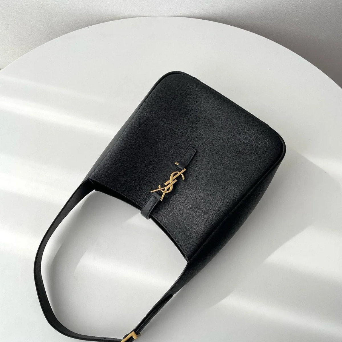 YVES SAINT LAURENT LE 5 À 7 BEA – TASCHE AUS FEINSTEMMIGEM LEDER