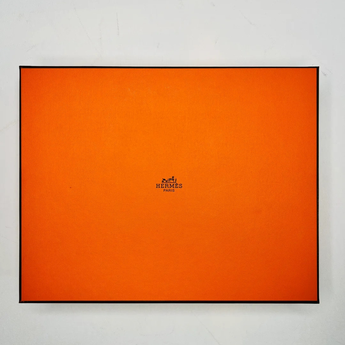 HERMÈS SET – KELLY 28 VERT D'EAU ALLIGATOR LIMITED EDITION & ORAN SANDALEN GRÜN