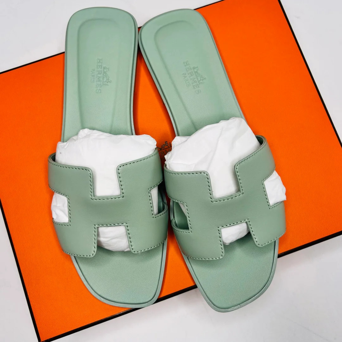 HERMÈS SET – KELLY 28 VERT D'EAU ALLIGATOR LIMITED EDITION & ORAN SANDALEN GRÜN